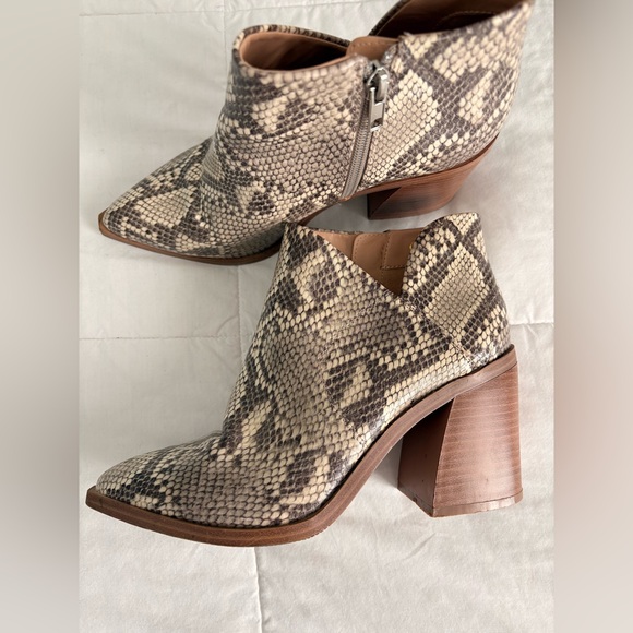Zby Shoes - Chic Snakeskin Ankle Booties